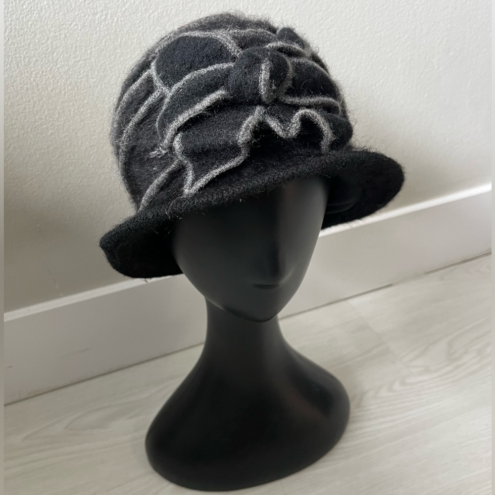 Wool Black Cloche Hat with Bow design - Picture 2 of 7